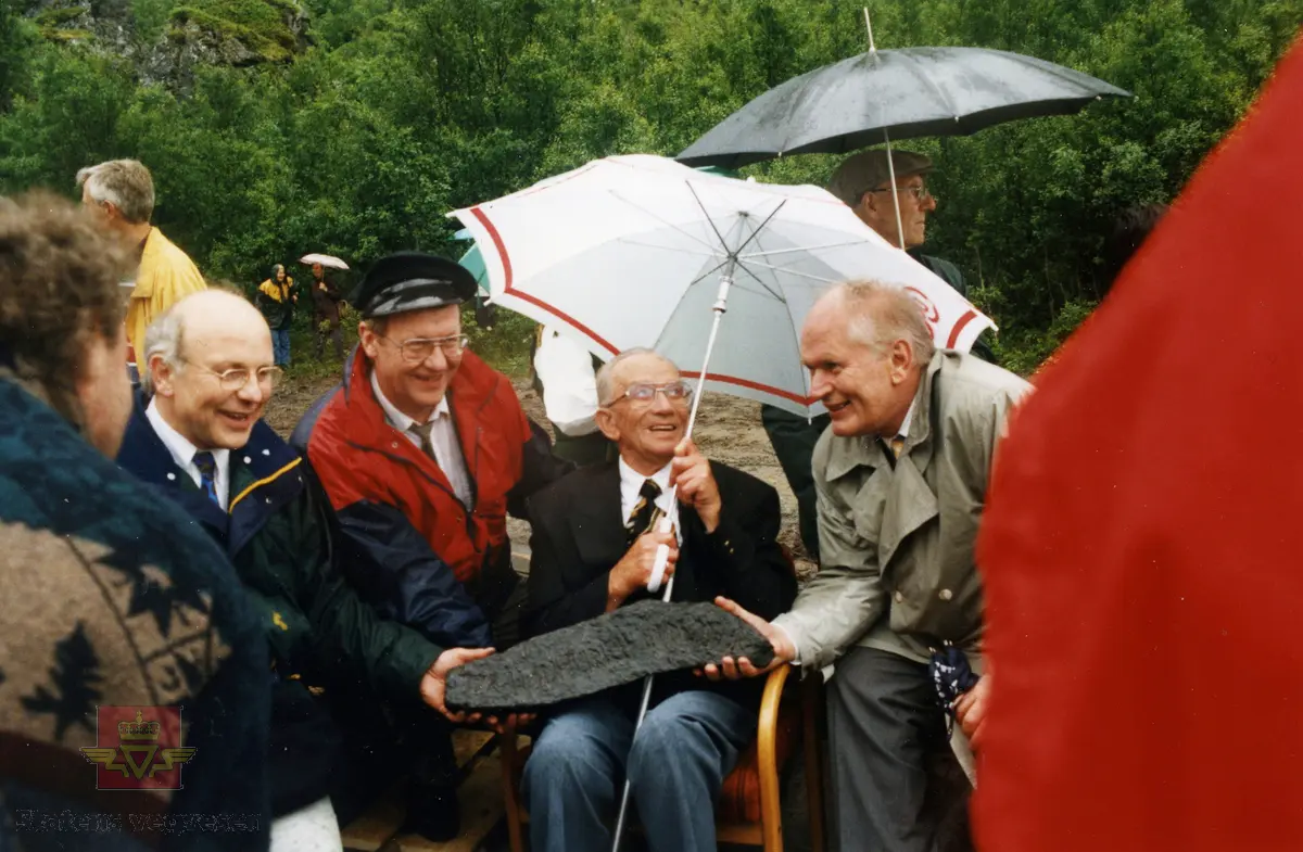 Åpning av Storvikskaret tunnel 20.07.1995. 
Fra venstre: Roger Granberg, vegsjef Arne I Løvmo, Peder Johnsen (kystriksvegens far) Sigbjørn Eriksen (fylkesordfører)