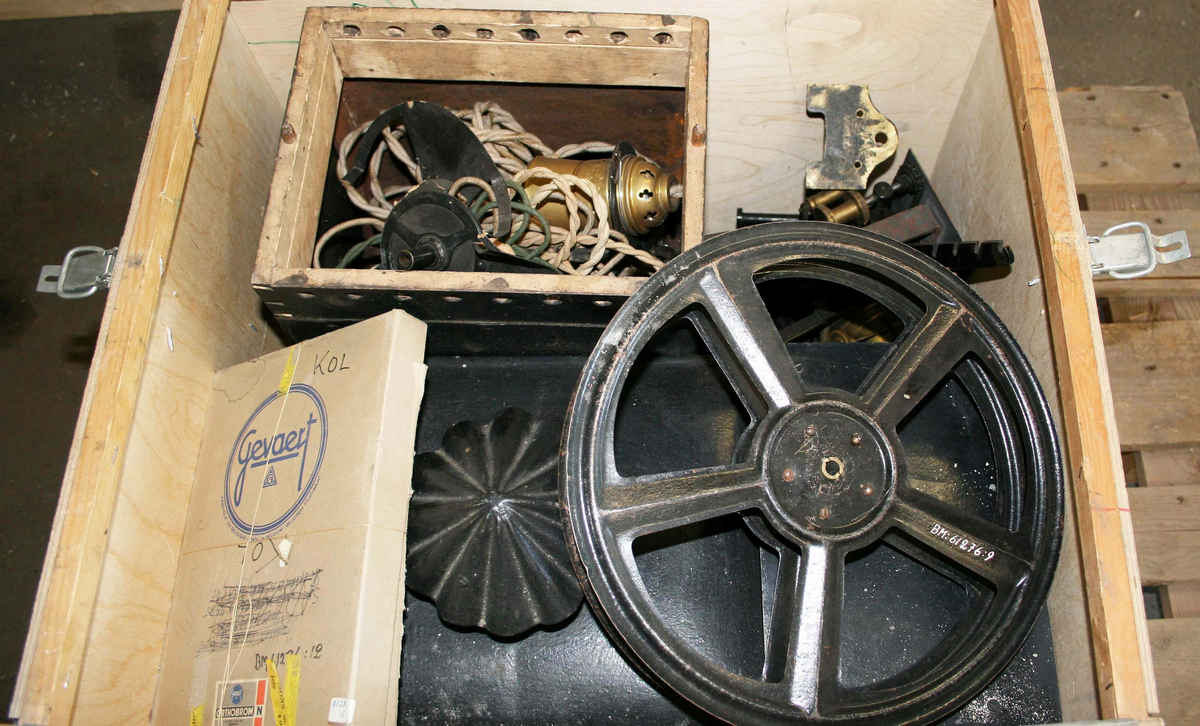 För 35 mm film. Apparaten består av: projektor, handdriven. Tillv. av Pathé Fréres, Paris, tillv.nr. 4221. Båglampsaggregat med rattar för manuell
inställning av kolen och apparaten. En låda kol. 2 st glödlampor 56.648 Qd 250 V, 500 W. 1 st. lamphållare med stativ och sladdar. 1 separat stativ för filmhjul. 4 st filmhjul. 2 strålskydd av plåt försedda med luckor. 1 st filmrulle utan anteckning om innehåll. 1 element. Diverse delar och linser.
Motstånd 790 x 520 mm.