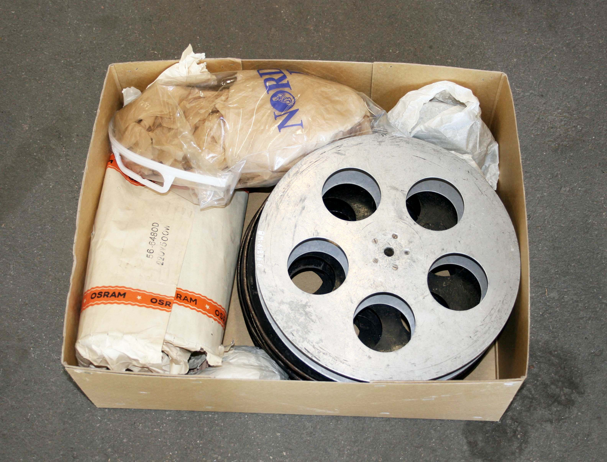 För 35 mm film. Apparaten består av: projektor, handdriven. Tillv. av Pathé Fréres, Paris, tillv.nr. 4221. Båglampsaggregat med rattar för manuell
inställning av kolen och apparaten. En låda kol. 2 st glödlampor 56.648 Qd 250 V, 500 W. 1 st. lamphållare med stativ och sladdar. 1 separat stativ för filmhjul. 4 st filmhjul. 2 strålskydd av plåt försedda med luckor. 1 st filmrulle utan anteckning om innehåll. 1 element. Diverse delar och linser.
Motstånd 790 x 520 mm.