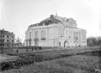 Nya Teatern i Linköping, året efter invigningen 1903. Allt hade börjat med ett möte i april 1901. Några personer ur stadens honoratiores hade samlats på Stora hotellet för att diskutera behovet av en ny teaterbyggnad i staden. Den gamla teatern skulle rivas inom kort och det saknades lösning för det fortsatta teaterlivet. Ett bolag bildades, Teaterbolaget, med landshövding Robert De la Gardie som ordförande. Efter att medel börjat samlas dristade sig bolaget att kontraktera den välrenommerade arkitekten Axel Anderberg, som tiotalet år tidigare ritat Kungliga Operan i Stockholm. Som ansvarig byggmästare utsågs den till Linköping nyligen inflyttad och inte lika prövade Sigurd Schillberg.