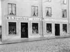 Ludvig Granboms butik i Linköping med ett brett sortiment av allehanda varor i glas och porslin. Firman hade startats av fadern Wilhelm Ludvig, sannolikt när han inflyttat till Linköping 1858. Nu skrev man uppskattningsvis något av seklets sista år.