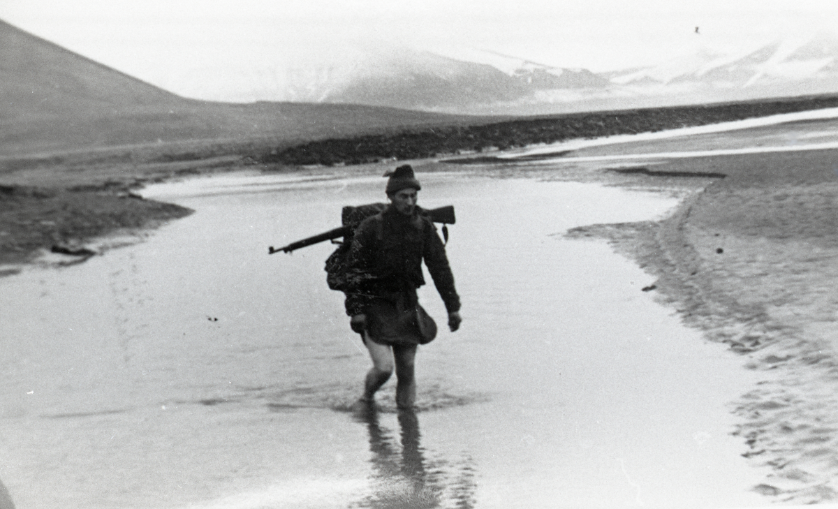 Foto av foto. Soldat fra den norske garnisonen på patrulje. 