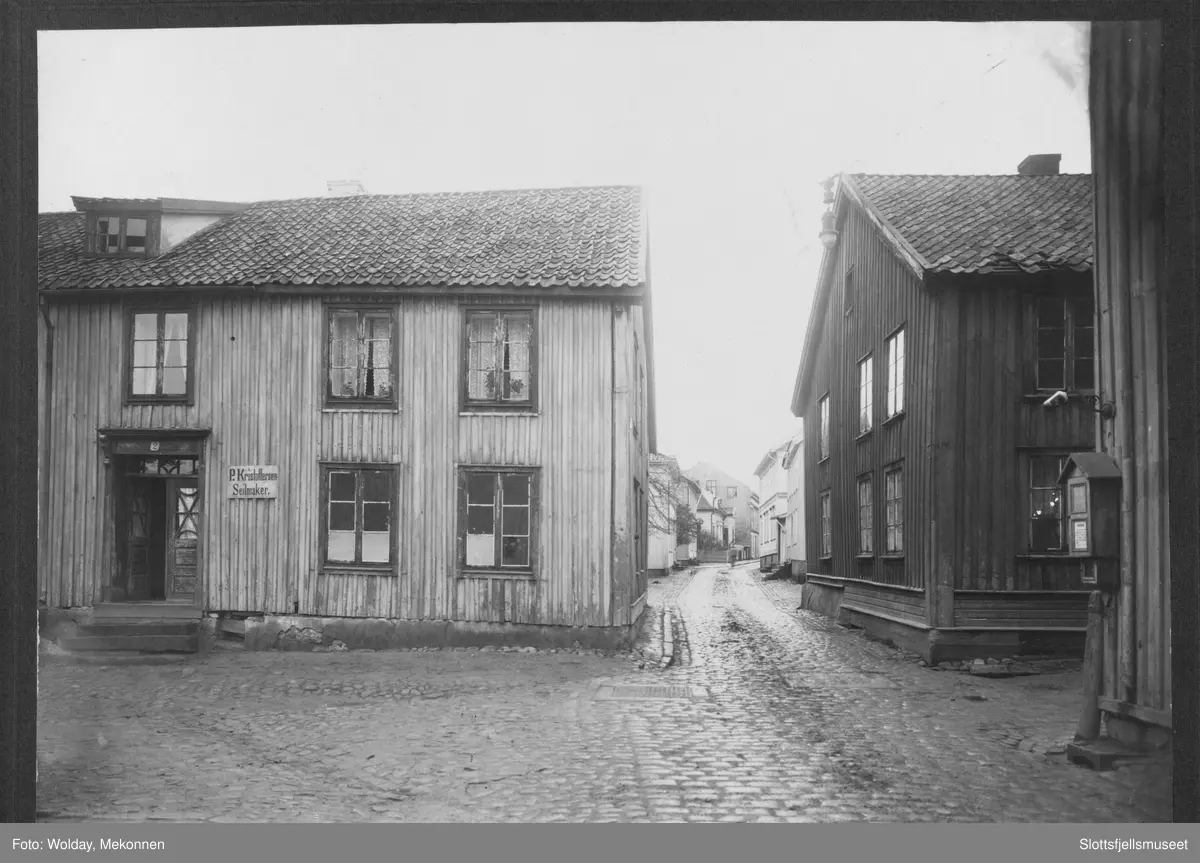 Conradisgt. 2 og 4, sett sydfra. Skilt for "P. Kristoffersen, Seilmaker" vises på et av bygningene