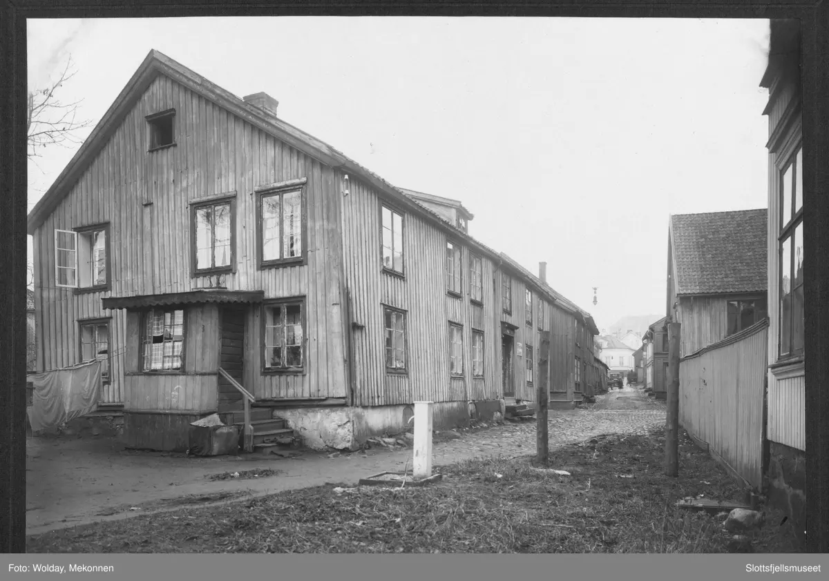 Conradisgate sett fra sjøsiden. Nr. 2 og 4