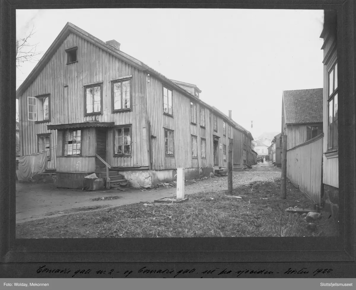 Conradisgate sett fra sjøsiden. Nr. 2 og 4