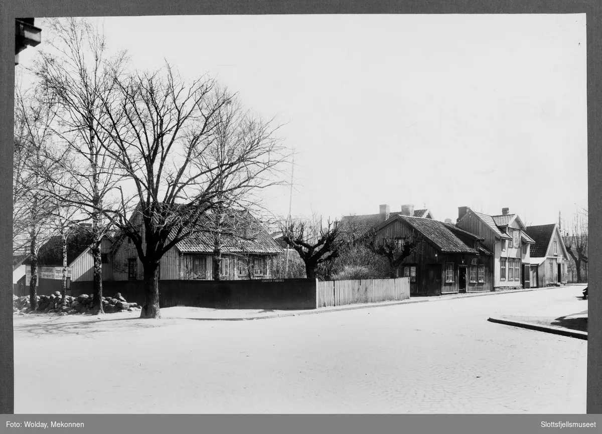 Fra indkjørselen til jernbanestasjonen- Grev Wedelsgt. mot kirkegaardsparken. Grev Wedelsgt. 13