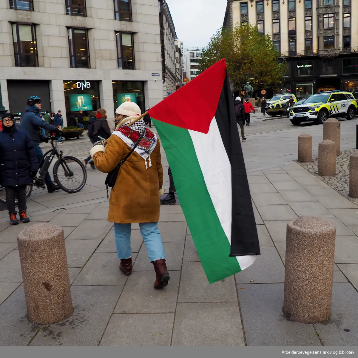 En stor folkemengde har møtt opp og demonsterer for å oppfordre Stortinget til å anerkjenne Palestina som en egen stat.16. november 2023. Inne på Stortinget i Oslo foregår det samtidig et valg på dette forslaget. ..