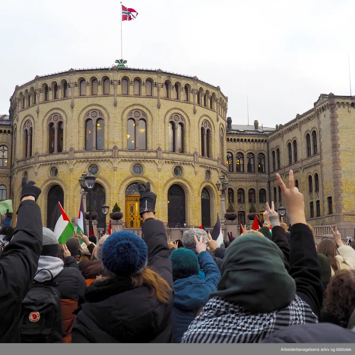 En stor folkemengde har møtt opp og demonsterer for å oppfordre Stortinget til å anerkjenne Palestina som en egen stat.16. november 2023. Inne på Stortinget i Oslo foregår det samtidig et valg på dette forslaget. ..