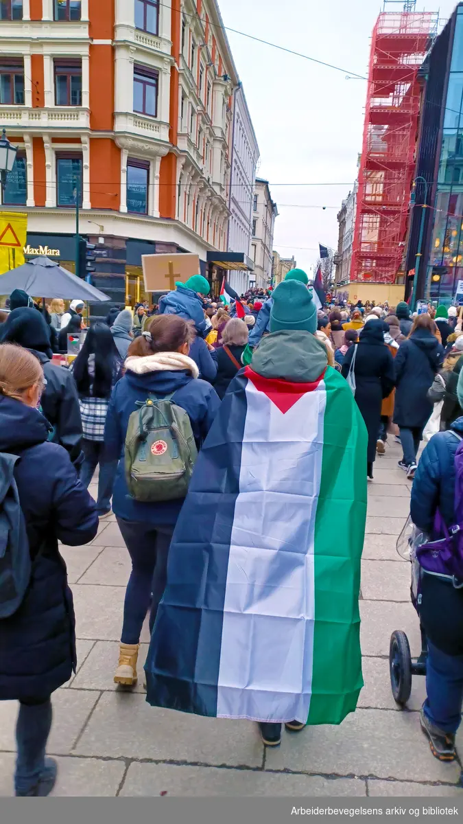 Propalestinsk demonstrasjon i Oslos gater 6. april 2024. Et halvt år siden 7.oktober og " 75 år med Nakba". Initiativ fra Palestinakomiteen. 4500 mennesker gikk i Oslos gater i sympati med Palestina. Det palestinske flagget.