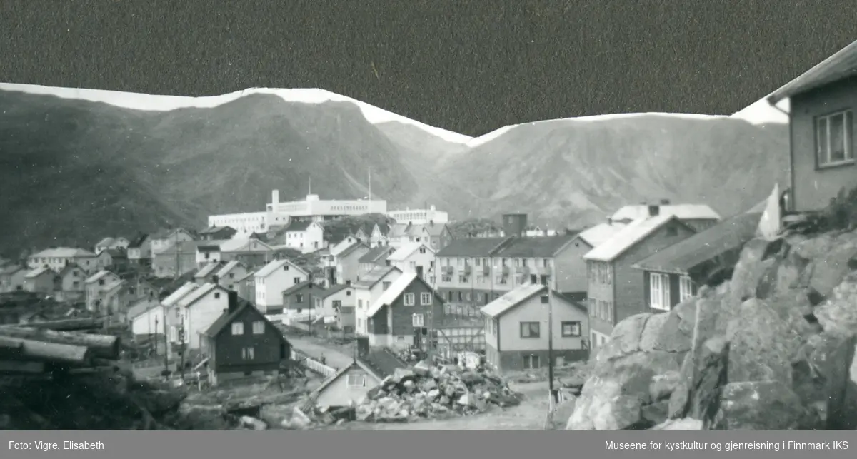 Honningsvåg. Bebyggelsen i Porsangergata. I bakgrunnen Fiskarfagskolen. 1960/61.