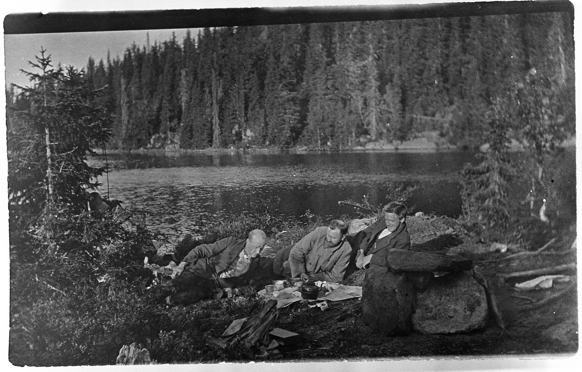 På fisketur.
Ole Hveem, skredder, Bernt Johannesen og Johannes Nergård.