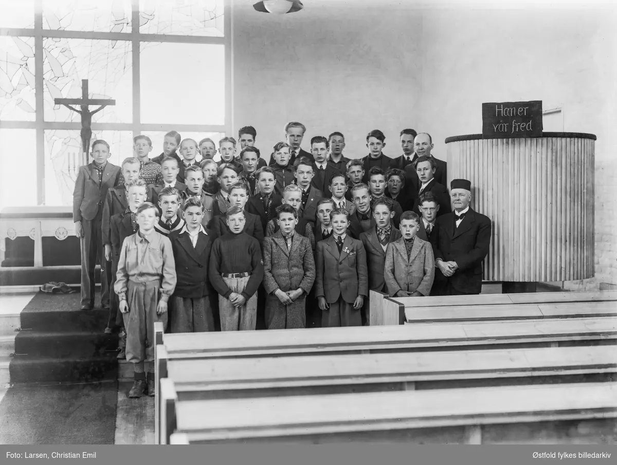Gruppeportrett av gutte, antakelig et bedehus 1941. Personene er ukjente.
Tekst: "Han er vor fred."
