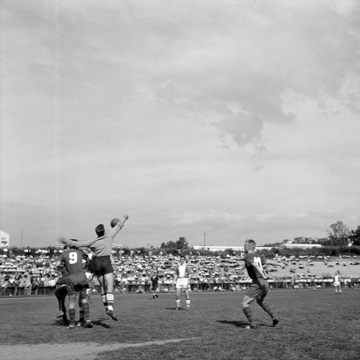 Fotballkamp mellom Brage og Skeid på Lerkendal stadion