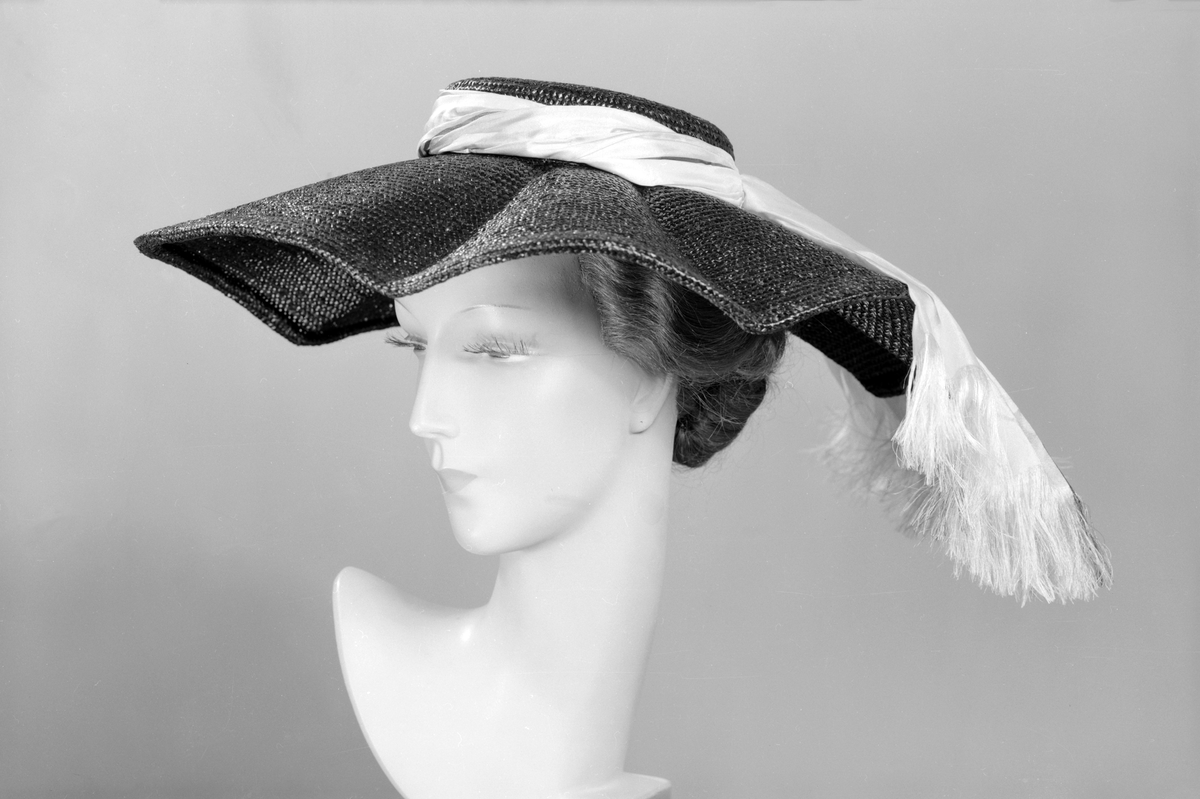 Exempel på 1953 års vårkollektion från Linköpings Strå- och Filhattfabrik. Företaget grundades 1919 av Ida Israelsson (1878-1952) och hade vid tiden sin verksamhet förlagd till kvarteret Blandaren.