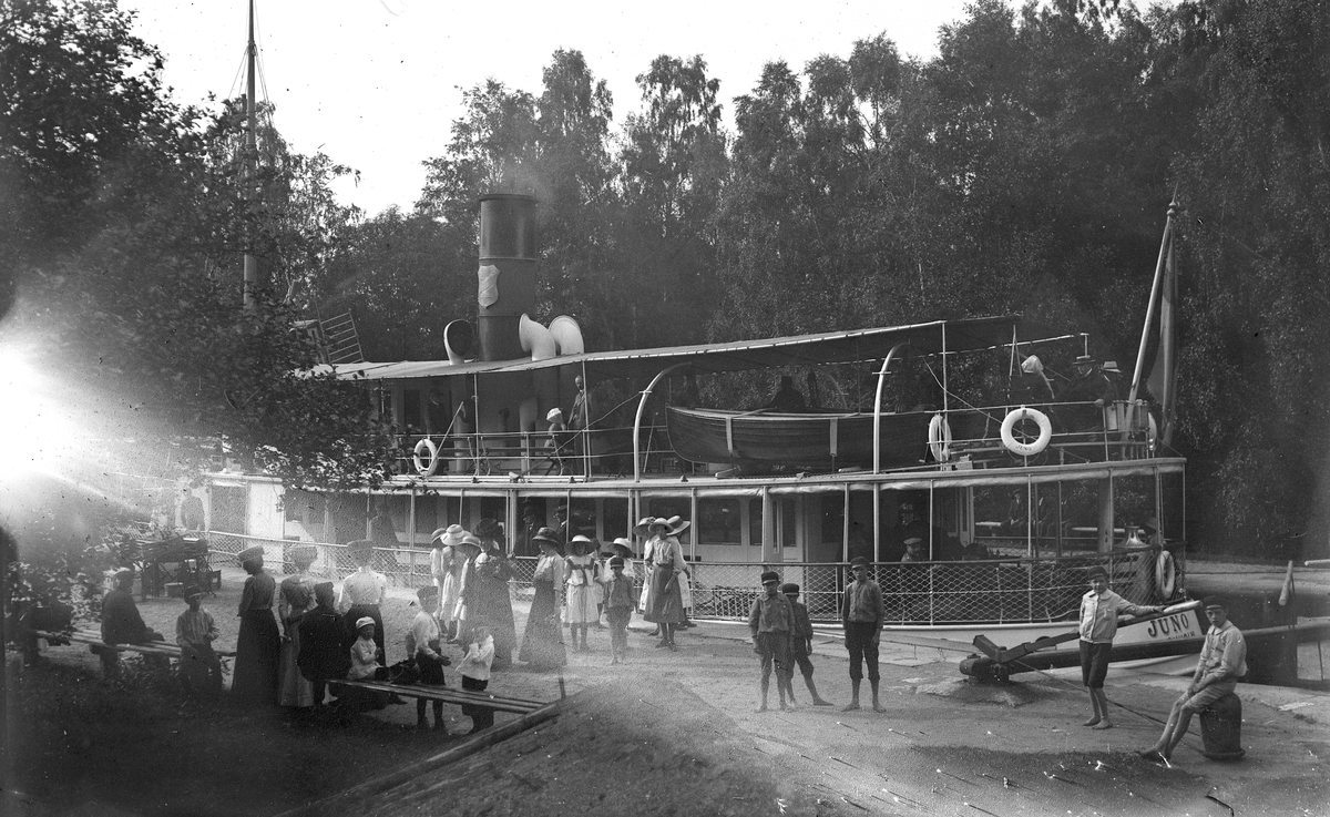 Passagerarångbåt i slussen