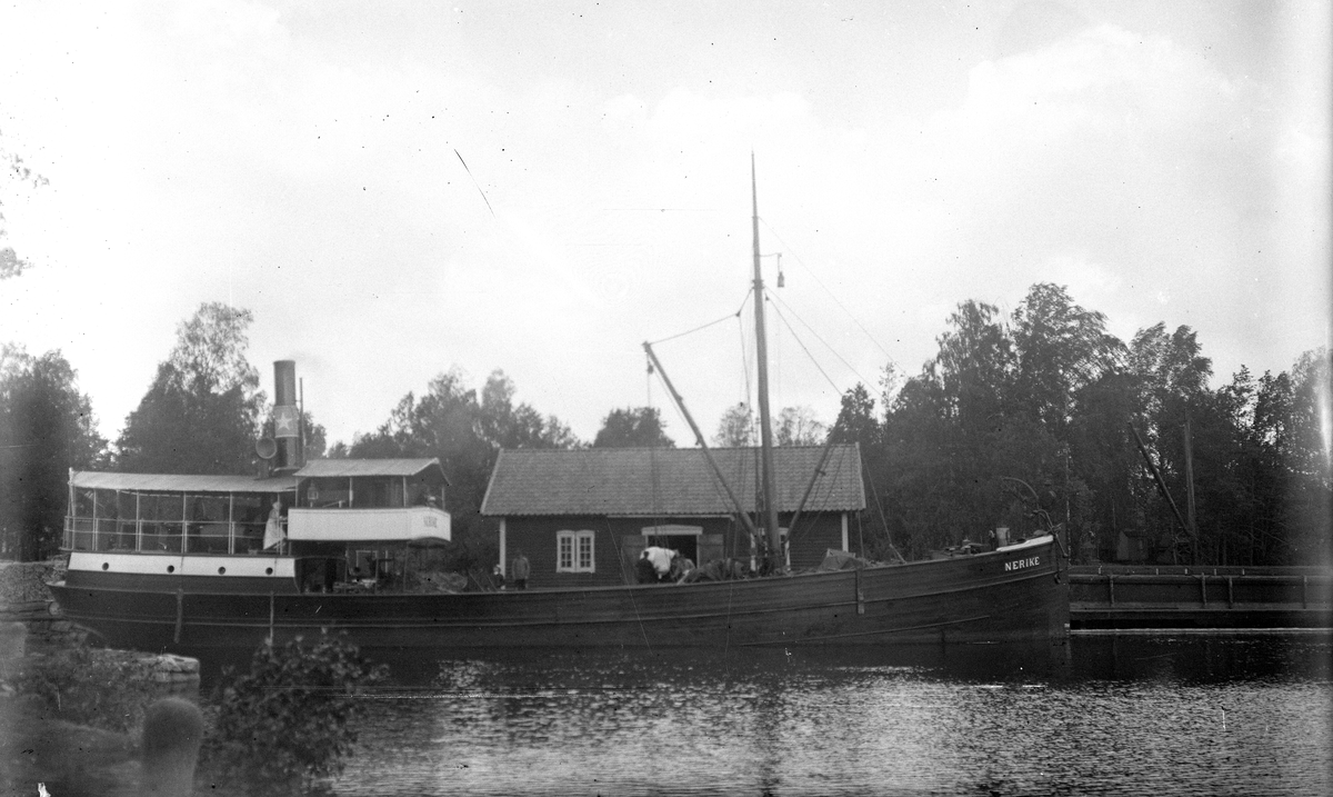 Lastbåten "Nerike" i Forsviks hamn