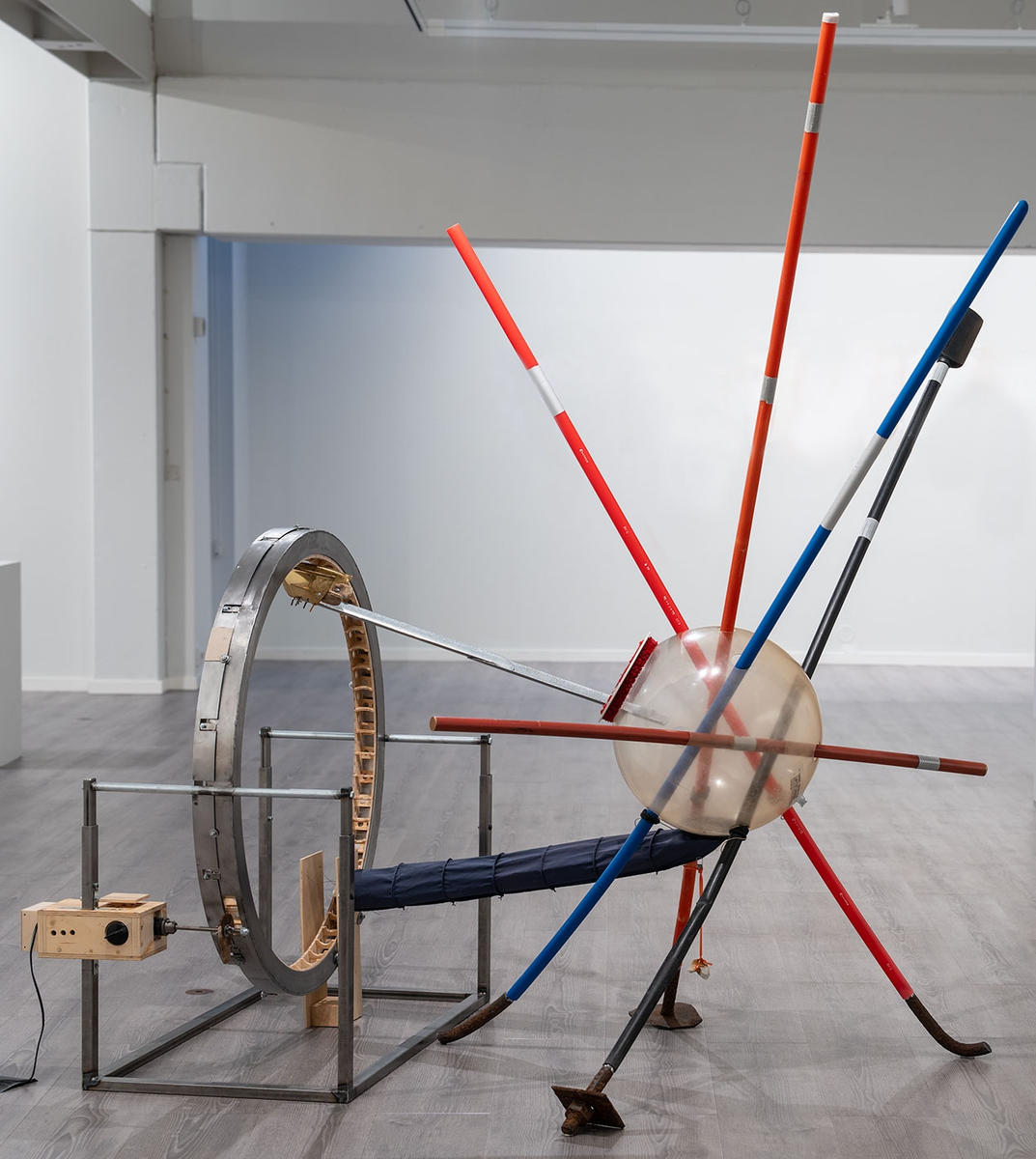 Verket består av en kinetisk skulptur, Soulsearching Device, og et objekt, Archive.