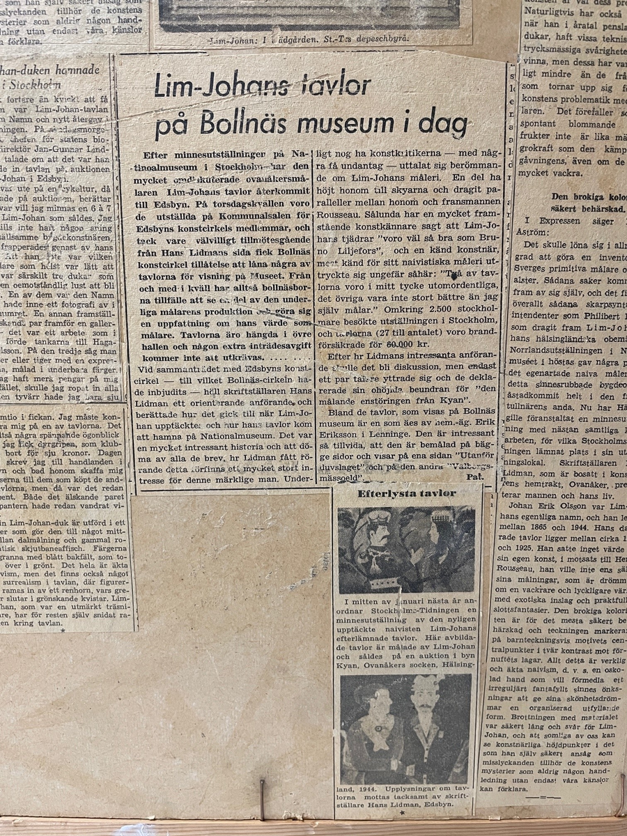 Oljemålning på kartong av Lim-Johan (Johan Erik Olsson) "Ångbåt vid åmynning", 1914-1923. 
Två män metar vid en bro över en åmynning. I bakgrunden en ångbåt, över vilken en stor klöverblomma reser sig som ett träd. På baksidan en mängd gamla tidningsklipp.