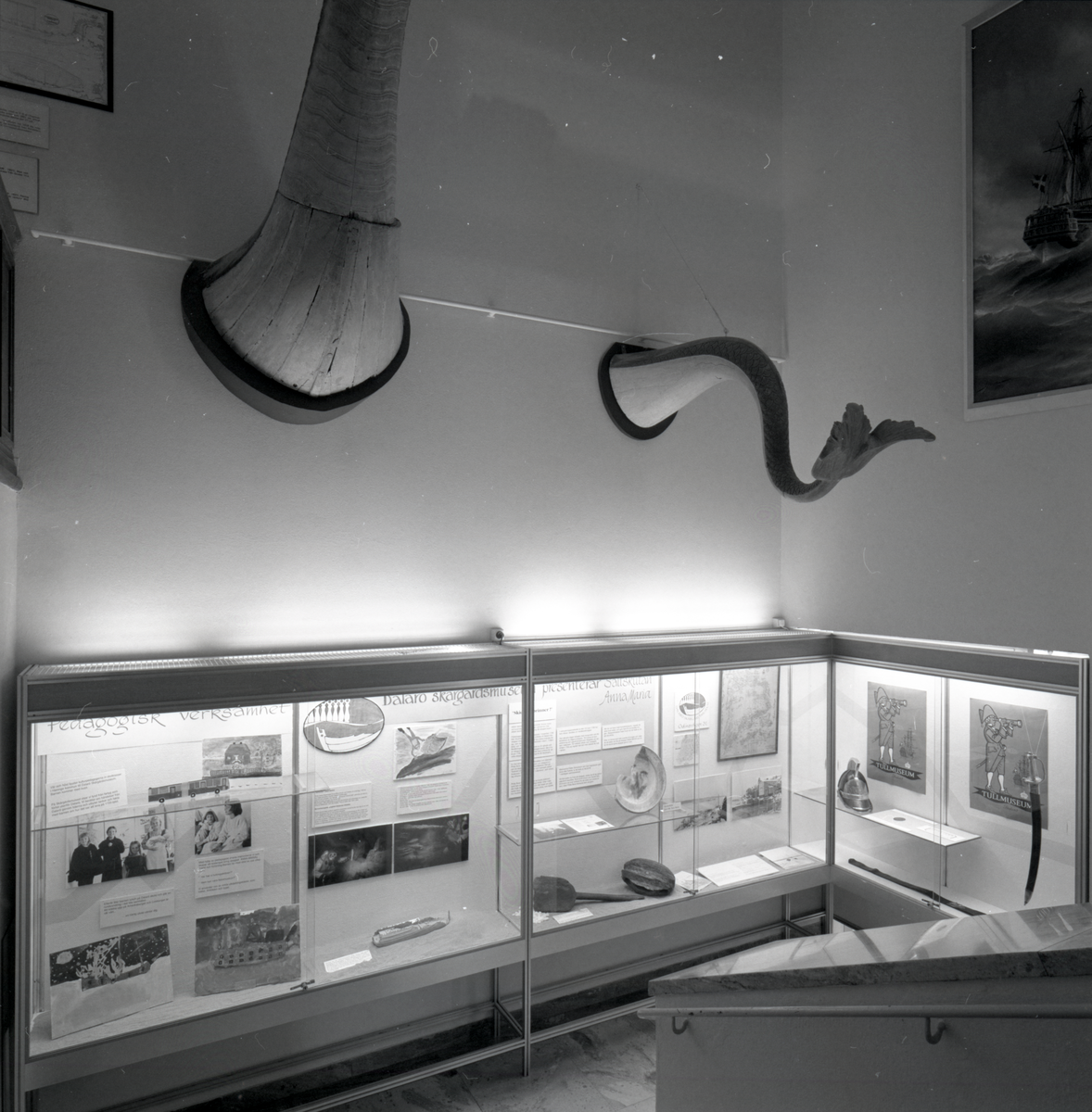 Utställning Dalarö Skärgårdsmuseum visas i trappmomnter. Överblicksbild.