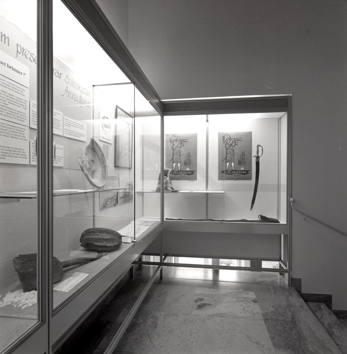 Utställning Dalarö Skärgårdsmuseum visas i trappmomnter.