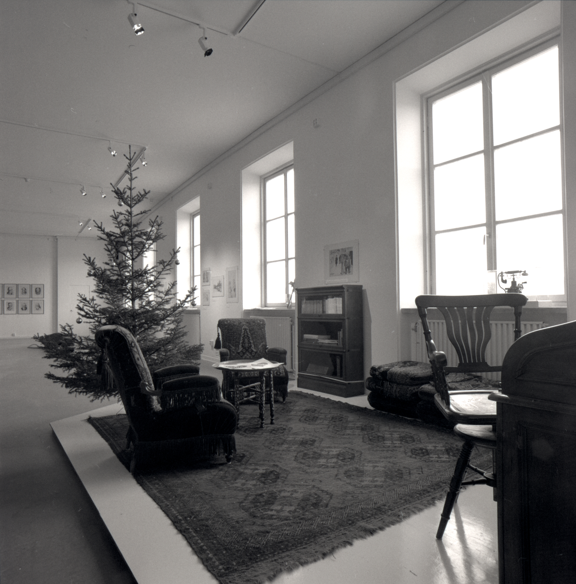 Utställningen Några skärvor Albert Engström och ett dussin krukor. Del av utställningen med interiörmiljö.