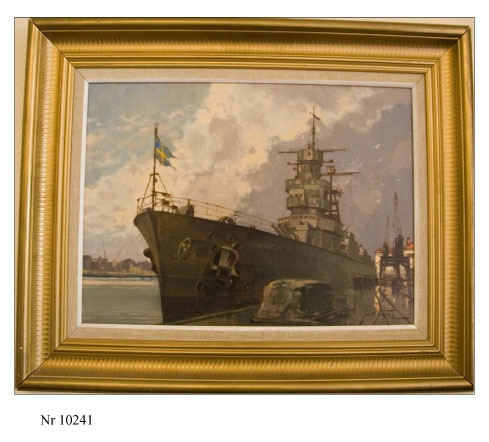 Oljemålning på duk inom förgylld ram.
Motiv: Kryssaren Tre Kronor.
Signerad Jan B. Pospisil.
( Pospisil född 1898 ).
På duk inom förgylld ram.
Motivets B = 540 mm H = 370 mm
Ramens B = 745 mm H = 575 mm