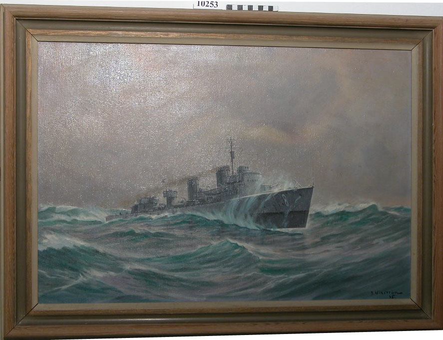Motiv: Jagaren Karlskrona, Signerad T. Wikström -45.
Målaren och sjökapten Titus Carl Hjalmar Wikström född i Stockholm den 4/1 1887.
Målad på duk inom ram.
Dukens B= 720 mm H= 490 mm