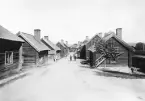 Verksgatan i Åtvidaberg omkring förra sekelskiftet. Repro av bild där originalet kan antas bära Åtvidabergsfotografen Johan Emanuel Thorins hand.