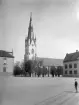 En populär fotovinkel då som ännu. Linköpings domkyrka bortom Borggården flankerad av slott och läroverk (stadshus). Foto från omkring förra sekelskiftet.