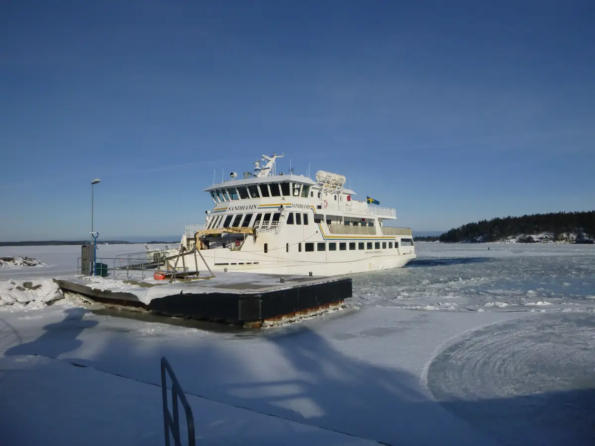 Vaxholmsbåten lägger till vid Boda brygga en vinterdag.