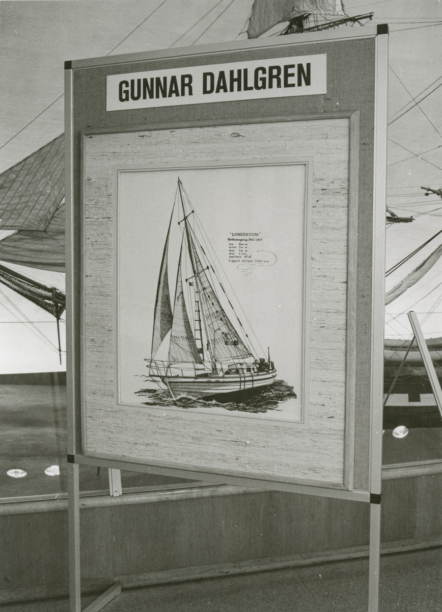 Utställning med teckningar av Gunnar Dahlgren. Inledningen av utställningen med en teckning föreställande LUNKENTUSS.