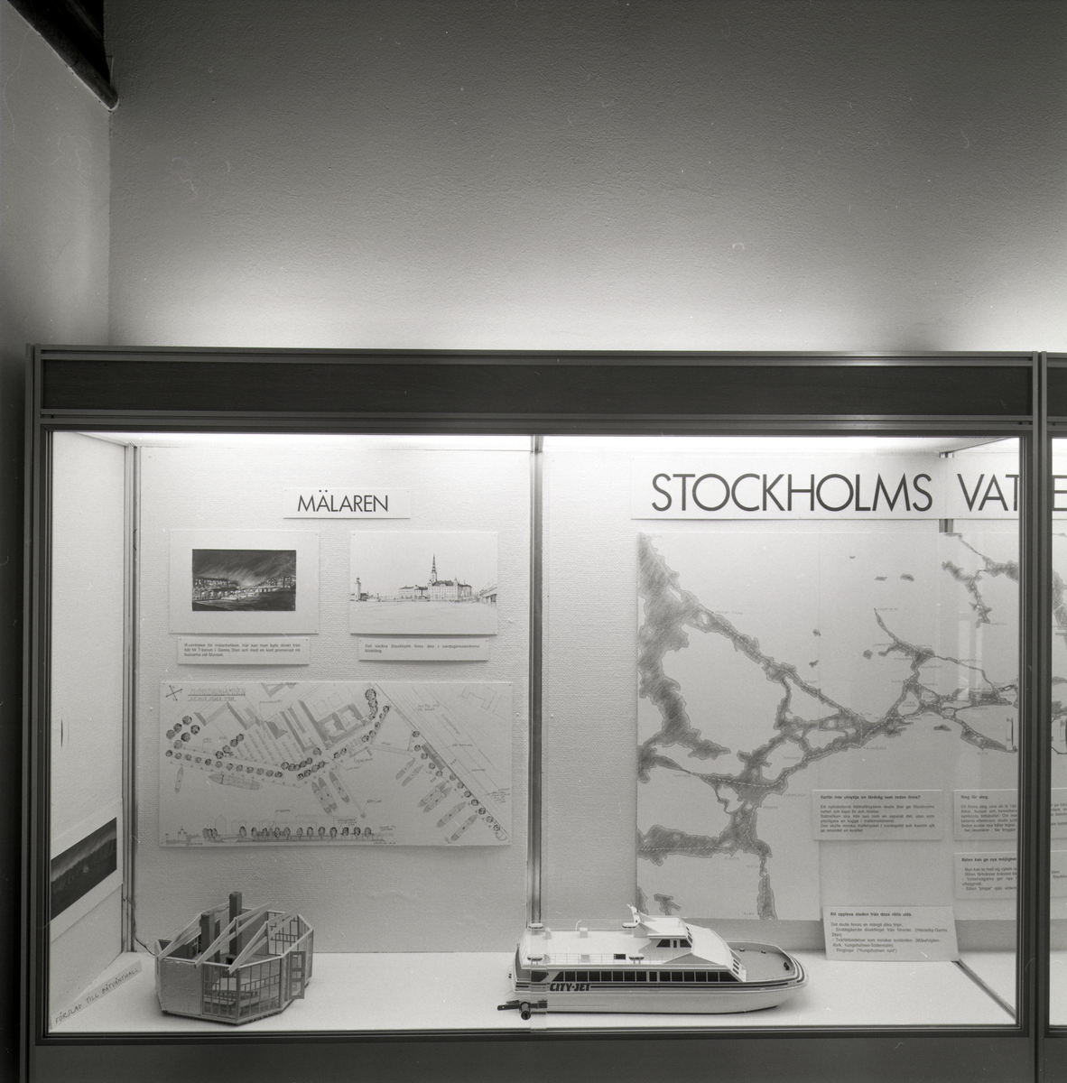 Utställning i trappmonter om Stockholms vattenvägar. Del av utställningen som visar trafikplanering, förslag till en båtvänthall samt en modell av CITY JET.