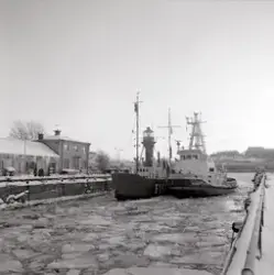 Fyrskeppet FINNGRUNDET kommer på plats till museipiren utanf