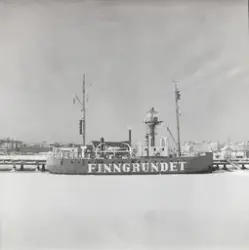 Fyrskeppet FINNGRUNDET kommer på plats till museipiren utanf