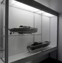 Utställning i trappmonter med fartygsmoder två mahognyracers