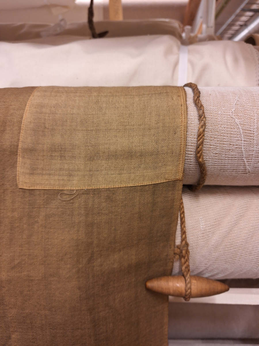 Flagga av bomull, fyra fält, det övre inre fältet blått, det undre gult, det yttre fälten vice versa. Splitsad strop med spolformad låsknapp av trä. Bokstaven L, märkt med svart färg på övre delen av stående liket. (L enligt Commercial code fr 1857)

Enligt C. E. Stenius, Handbok för sjöfarande, Åbo 1874, se sid 380:
Viktiga afstånds-signaler.
"För att på ett hastigt sätt äfven kunna signalera meddelanden av särdeles vigt, har man gifvit dessa aderton signaltecken utom deras alfabetiska också en annan betydelse, nemligen: återgifvande af hela meningar och för att tillkännagifva, att de hissade signalerna just hafva denna betydelse, hissas kulan ensamt efter hvarje signal. Till de mest vigtiga afstånds-signalerna räknas dock de fyra sammansättningarna med två tecken."...
L. betecknar: Behöfver lots. Kan jag få någon?