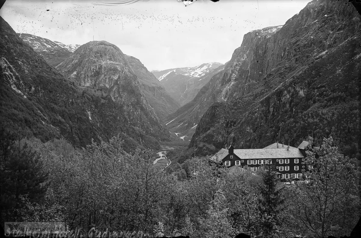 Stalheim hotell, Gudvangen..Stalheim Hotel er et hotell beliggende på Stalheim, ca 36 km øst for Voss langs E16 og 12 km vest for Gudvangen innerst i Nærøyfjorden. Det nåværende hotellet (2012) ble bygget i 1960 og utvidet i 1966 og har nå 124 rom og plass til 218 gjester...Stalheim Hotel ble første gang åpnet 15. mai 1885 med 10 spartansk utrustede rom. Dette brant ned 20. februar 1900 uten tap av liv. Hotellet ble gjenoppbygget, men gikk tapt i en ny brann i november 1902. I 1906–07 ble Meinhardts Hotel på Voss demontert og flyttet til Stalheim, som det tredje hotellet på stedet. Noen år senere ble hele hotellet flyttet 37 meter mot stupet og utvidet med en stor ny fløy...Under andre verdenskrig i 1943 opprettet den tyske organisasjonen Lebensborn barnehjemmet Stalheim på Stalheim turisthotell med hundre barneplasser.Natt til 22. juni 1959 brant hotellet ned for tredje gang. Denne gang omkom 23 mennesker i den eksposive brannen, bedre kjent som Stalheim-brannen[4].