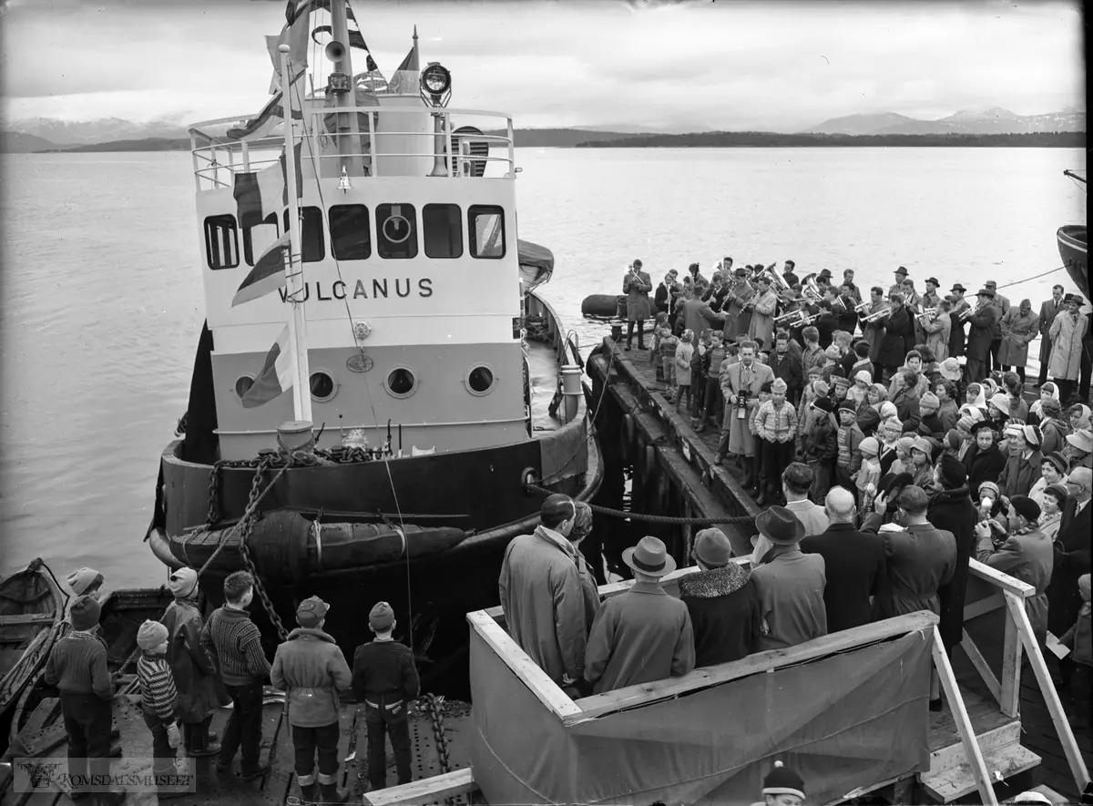 Dåp av byggnr 169: "Vulcanus". Bygget ved Bolsønes Verft i 1959.