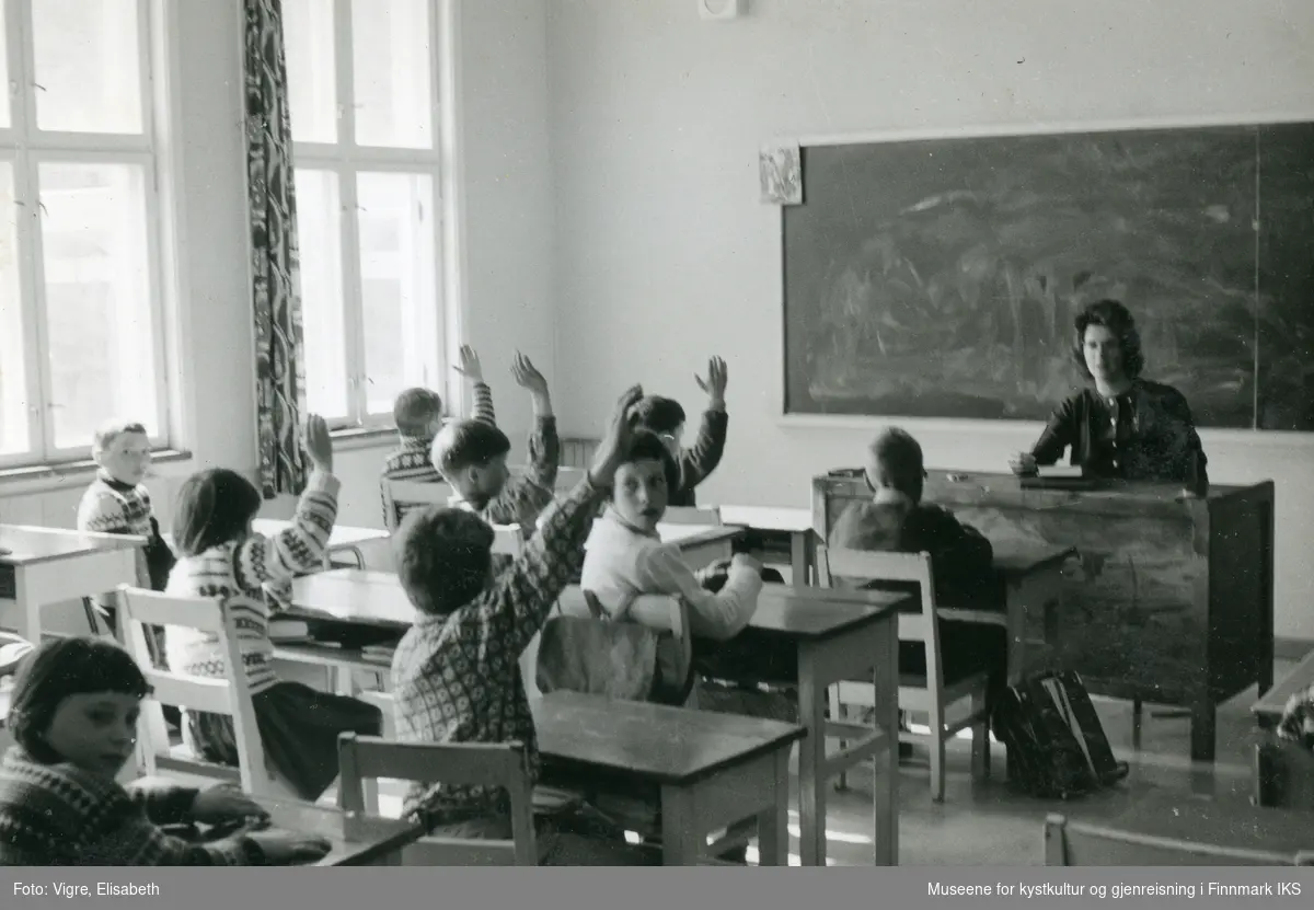 Elever i klasserommet på Solvang internatet på Sarnes. Lærerinne antas å være Sigrid Sofie Klykken. 1960/61.