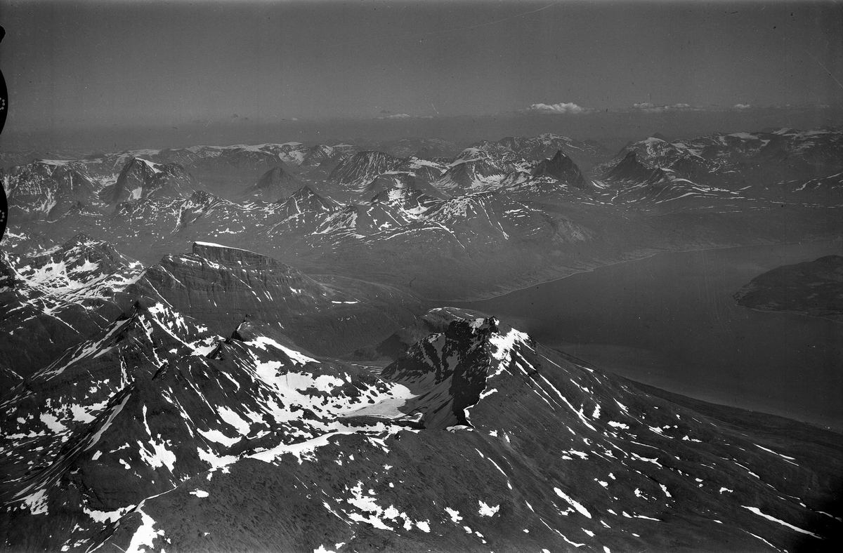 Balsfjord med Tennes til høyre.