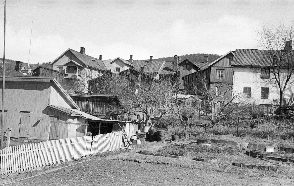 Bakgårder og hager i Lillehammer vest for Storgata (husrekken øverst i bildet grenser mot Storgata). Tomtegata til venstre for bebyggelsen. I dette området ligger Tinghuset i dag.