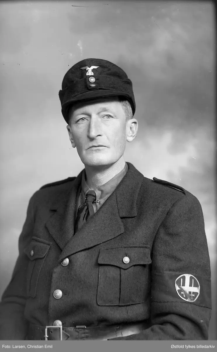 Portrett av mann i hirduniform. Bestillers navn:   Chr. Gulli, Godheim, PO Spydeberg.