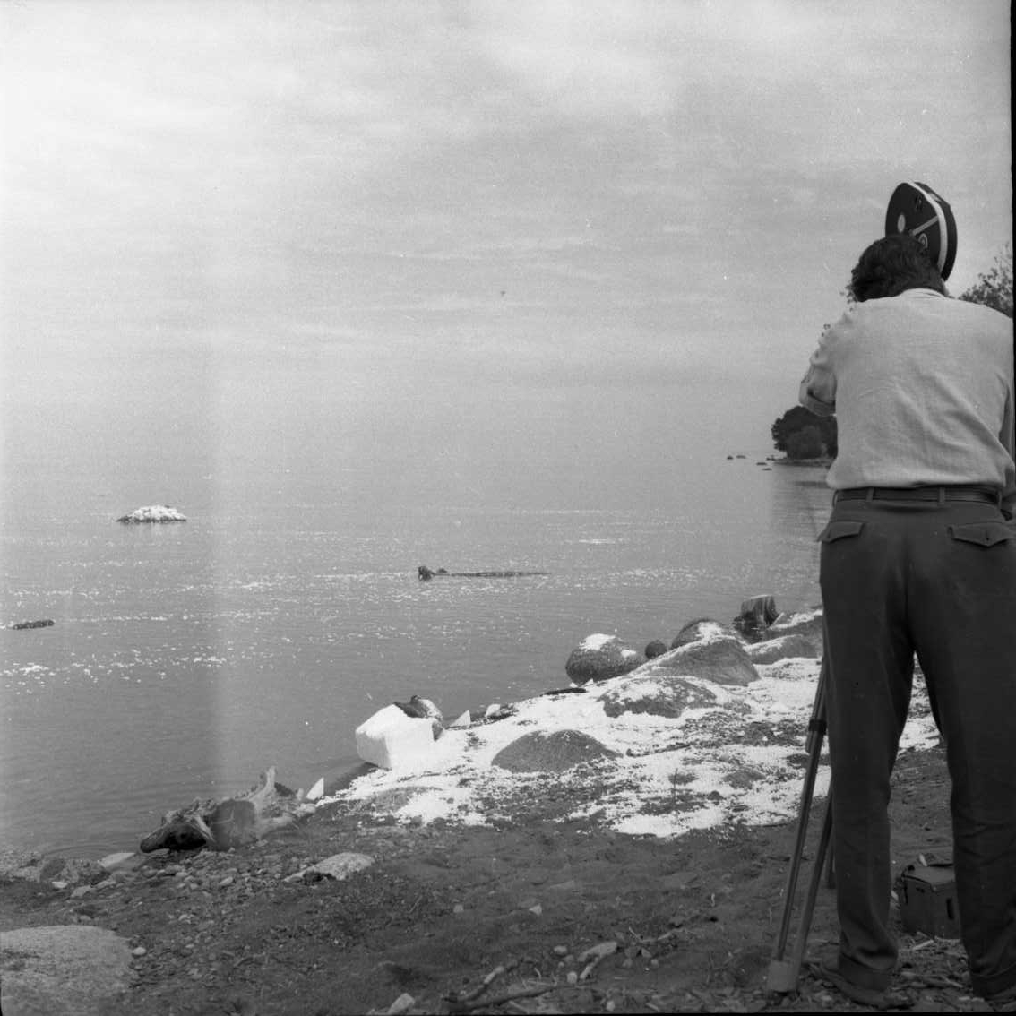 Ett filmteam vid Vätterstranden, norr om hamne i Gränna, lite publik i bakgrunden. Konstgjord snö på stranden.