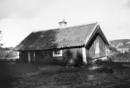 Enkelstuga i Söderhus söder om Gusum. Här dokumenterad 1923 i samband med uppmätning på initiativ av Nordiska museet.