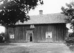 Narbäck, Ödeshögs socken. Ingen ytterligare information är oss given, men sammanhanget talar för att bilden stogs i samband med en byggnadsantikvarisk dokumentation av Nordiska museet i början av 1900-talet. Sannolikt en äldre mangårdsbyggnad i byn.