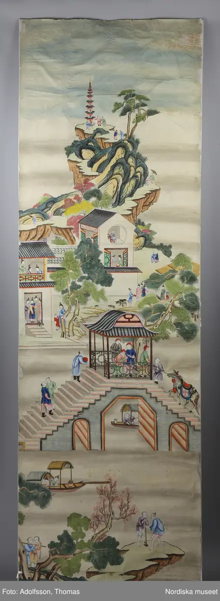 Landskap, berg, klippa, träd, vatten, sjö.
Arkitektur, byggnad, pagod, lusthus.
Människa, man, kvinna, barn, kines.
Farkost, båt.
Djur, fågel, häst, oxe.