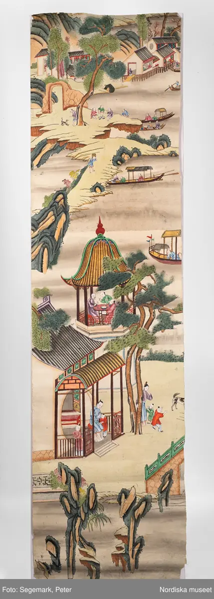 Landskap, berg, klippa, träd, vatten, sjö.
Arkitektur, byggnad, pagod, lusthus.
Människa, man, kvinna, barn, kines.
Farkost, båt.
Djur, fågel, häst, oxe.