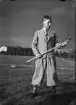 En pojke står och håller i en golfklubba, Uppsala 1936