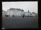 Flanörer på torget framför Amalienborg, Köpenhamn, Danmark.