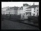 Byggnader längs Nyhavn, Köpenhamn. På fasaderna skyltas för Ritzau, Cunard linien och D.F. Schnack vinhandel.